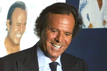 Dos exempleadas de Julio Iglesias lo acusaron de agresiones sexuales y acoso en sus mansiones del Caribe