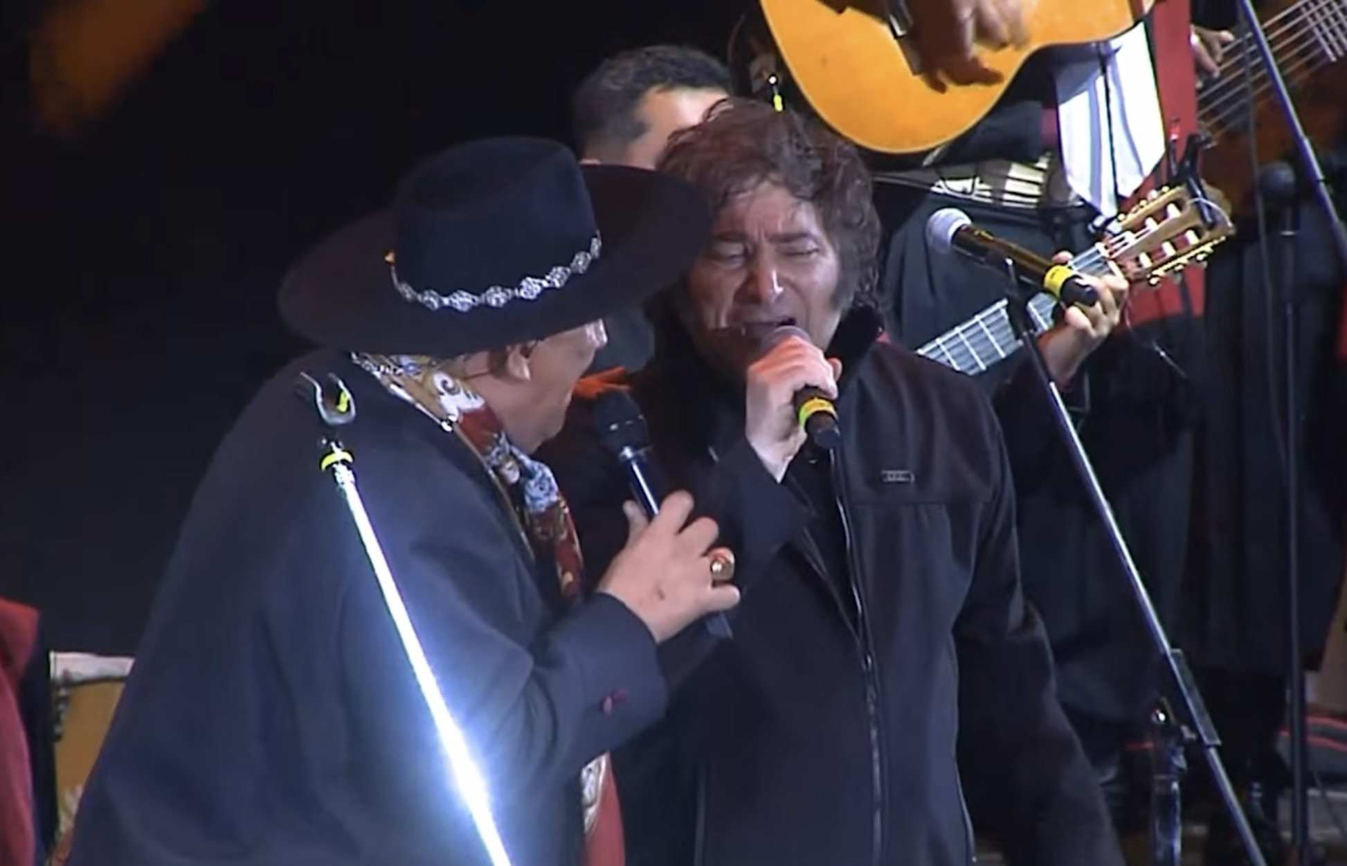 Javier Milei fue ovacionado en Jesús María y cantó “Amor Salvaje” con el Chaqueño Palavecino