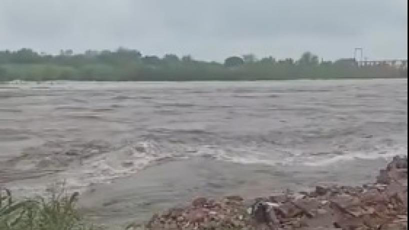 Desbordó el río Gastona y vecinos de Simoca vieron entrar el agua a sus casas