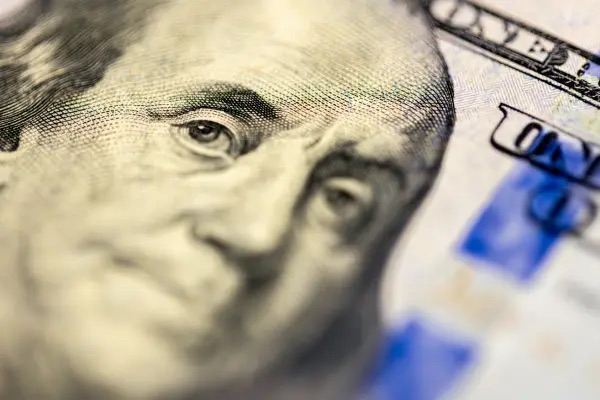 El dólar oficial subió $5 y cerró a $1.455, mientras que el “blue” tocó su piso desde diciembre