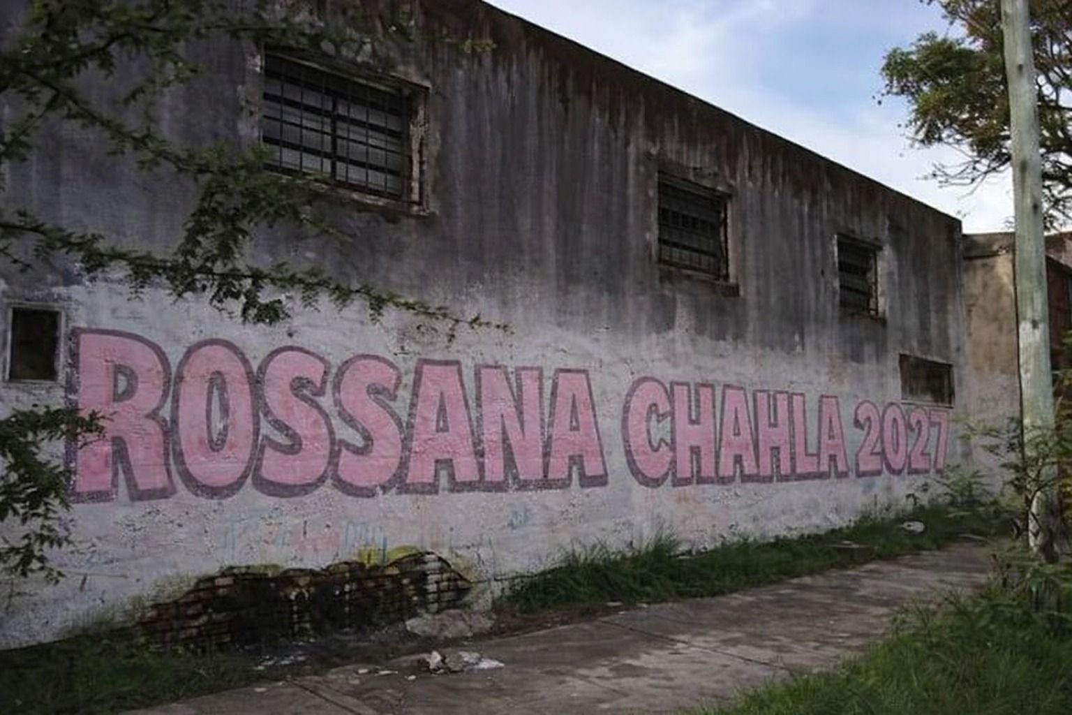¿Candidata a gobernadora?: Pintadas políticas con la consigna “Rossana Chahla 2027” aparecieron en la vía pública