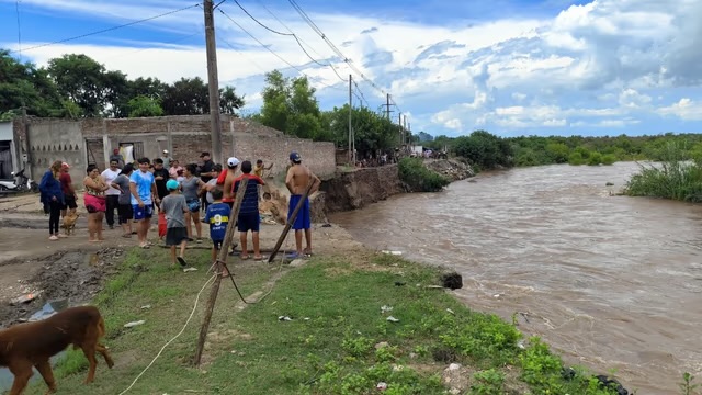 Por la crecida del Salí, evacuaron de urgencia a 17 familias de Las Piedritas