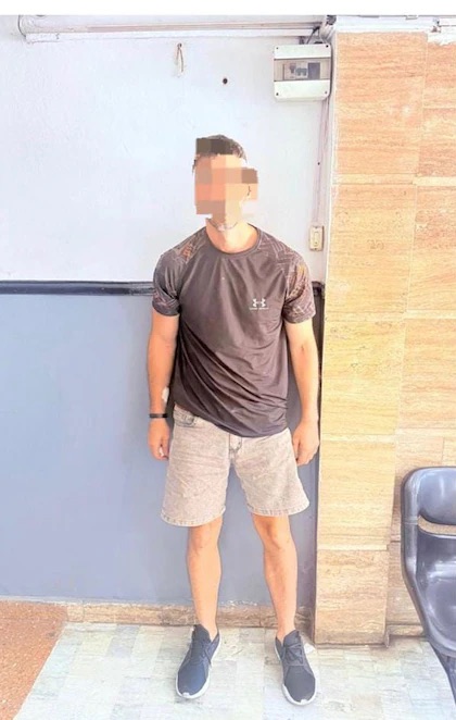 Un hombre discutió con su padre en San Justo, subió con su auto a la vereda, lo atropelló y fue detenido: el video