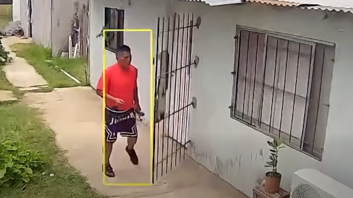 El video del “vecino ladrón” que aprovechó que los dueños de casa estaban de vacaciones para robarles