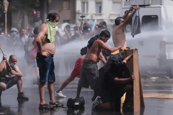 El Gobierno denunciará por “terrorismo” a los manifestantes que atacaron en la marcha al Congreso