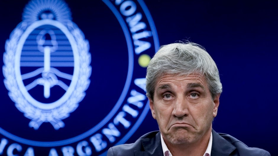 Caputo contra los empresarios: “Les bajamos las cargas patronales un 85% y no se habla del tema”