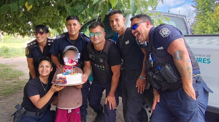 Policías le festejaron el cumpleaños a un nene que pedía plata para comprar comida en el semáforo