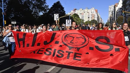 Nacer y vivir en democracia: una deuda que no se agota en el recuerdo