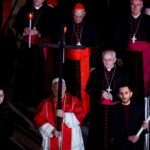 El papa León XIV encabezó su primer Vía Crucis en el Coliseo y cargó la ...