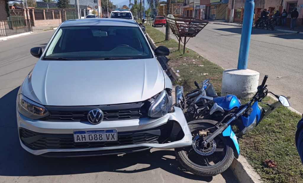 Un chico que con apenas 14 años guiaba una motocicleta por una calle de La Florida terminó bajo un auto