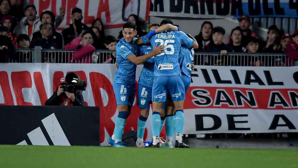 Atlético Tucumán rompió la maldita racha de visitante y le ganó a River en el Monumental