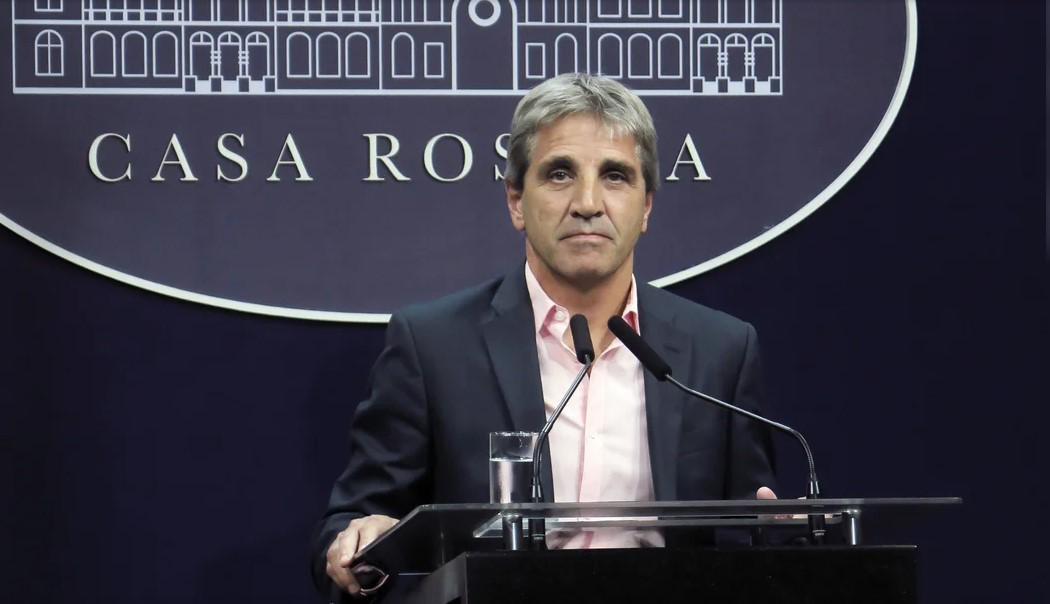 Caputo atribuyó el sobreendeudamiento de personas a las falsas expectativas de devaluación