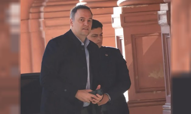 Adorni comparte abogado con la familia del jubilado que recibió un millón de dólares del caso $LIBRA