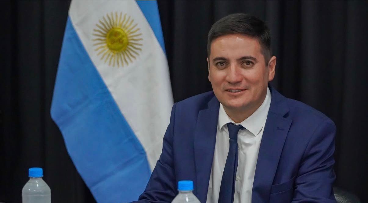 Un concejal tucumano sortea álbumes y figuritas del Mundial 2026 y genera repercusión en redes