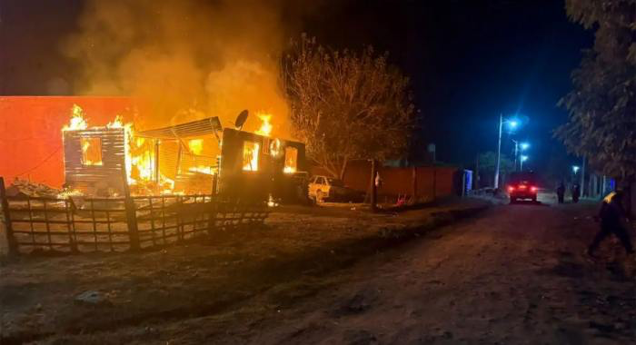 Tragedia en Lastenia: un incendio arrasó una vivienda prefabricada y murió un niño de 5 años