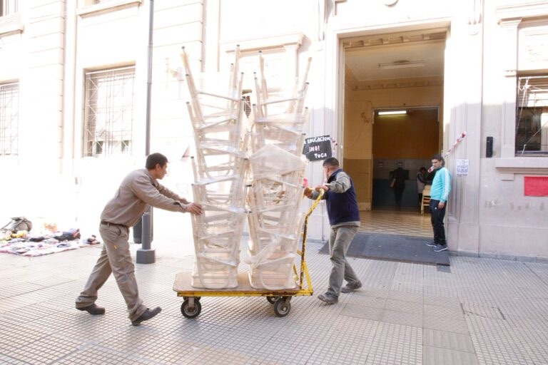 Escuela Normal: tras las protestas, Educación entregó pupitres y abrió una mesa de diálogo