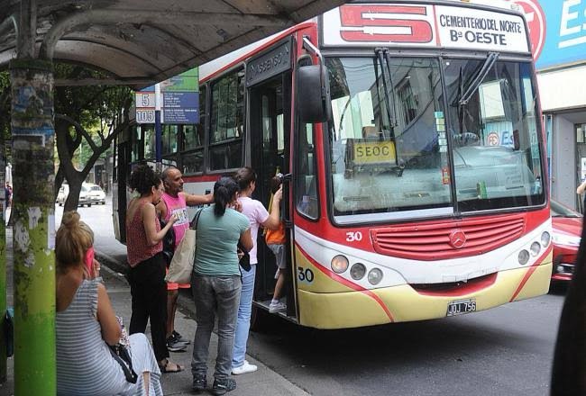 Escala la crisis del transporte en Tucumán: empresarios dicen que el sistema es “inviable” y cruzan al municipio