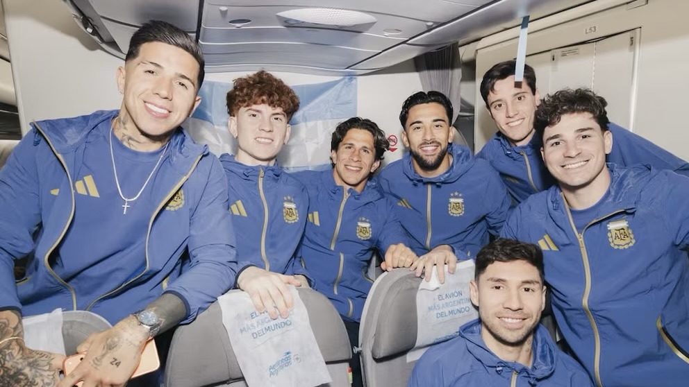 La selección argentina partió para jugar el Mundial: los futbolistas que viajaron y quiénes se sumarán en EEUU