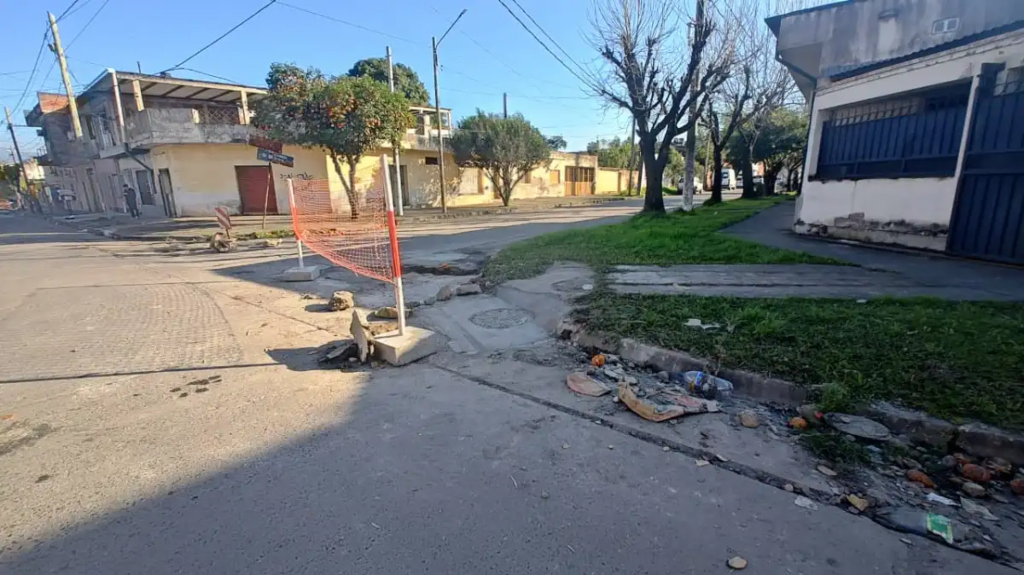 Sigue internado el nene que cayó en una boca de tormenta y temen que desarrolle neumonía