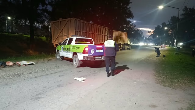 Tragedia en Alderetes: una mujer murió tras caer de una moto y ser arrollada por un camión
