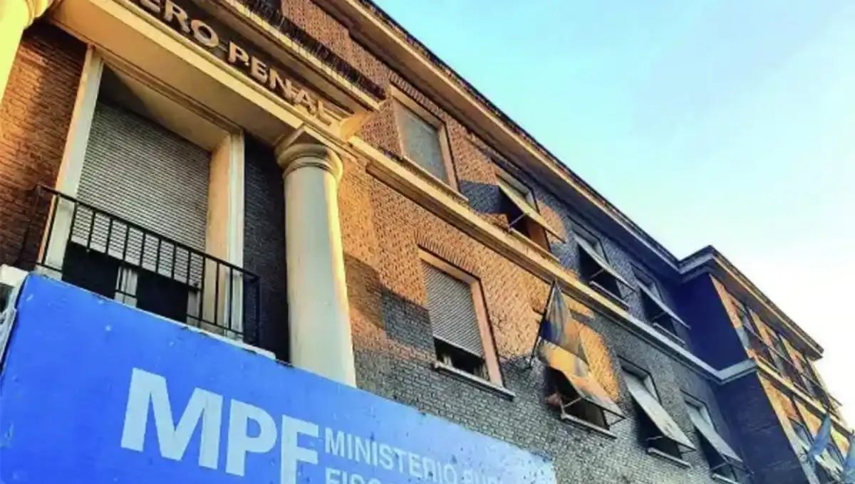 Debía pagar una multa por alcoholemia de $2,3 millones, transfirió un peso y presentó un comprobante falso