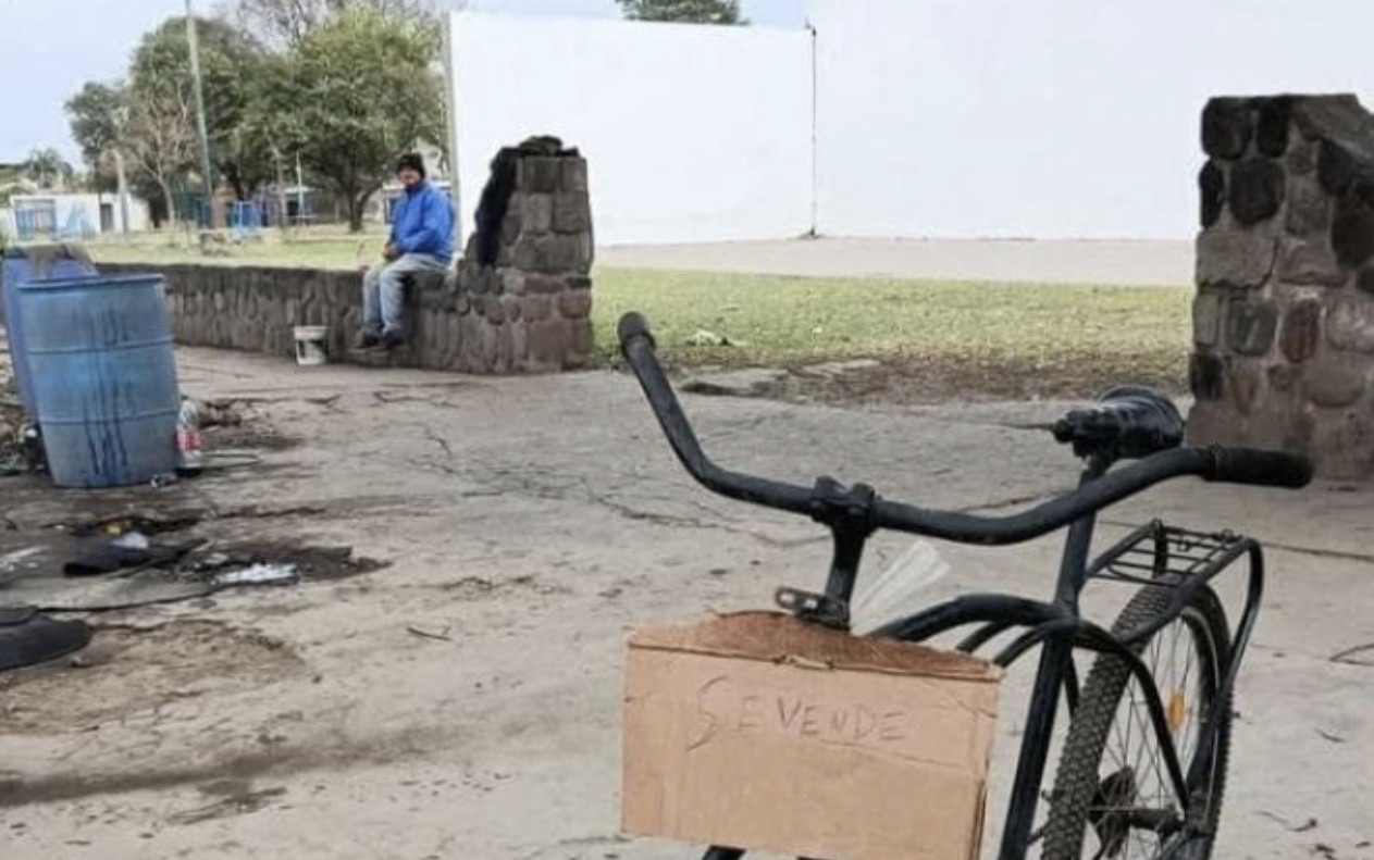 La desesperación de Ramón: vende su bicicleta a 60 mil pesos para pagar la luz y el gas